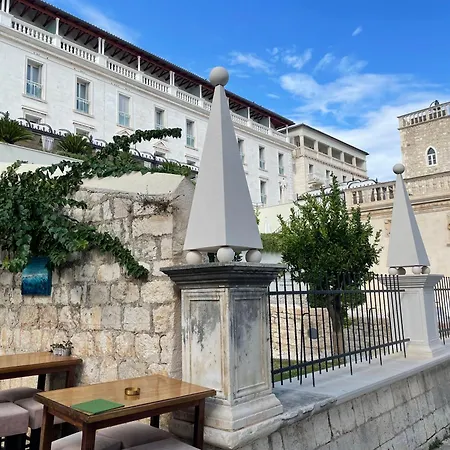 Sunny Elza アパート フヴァル